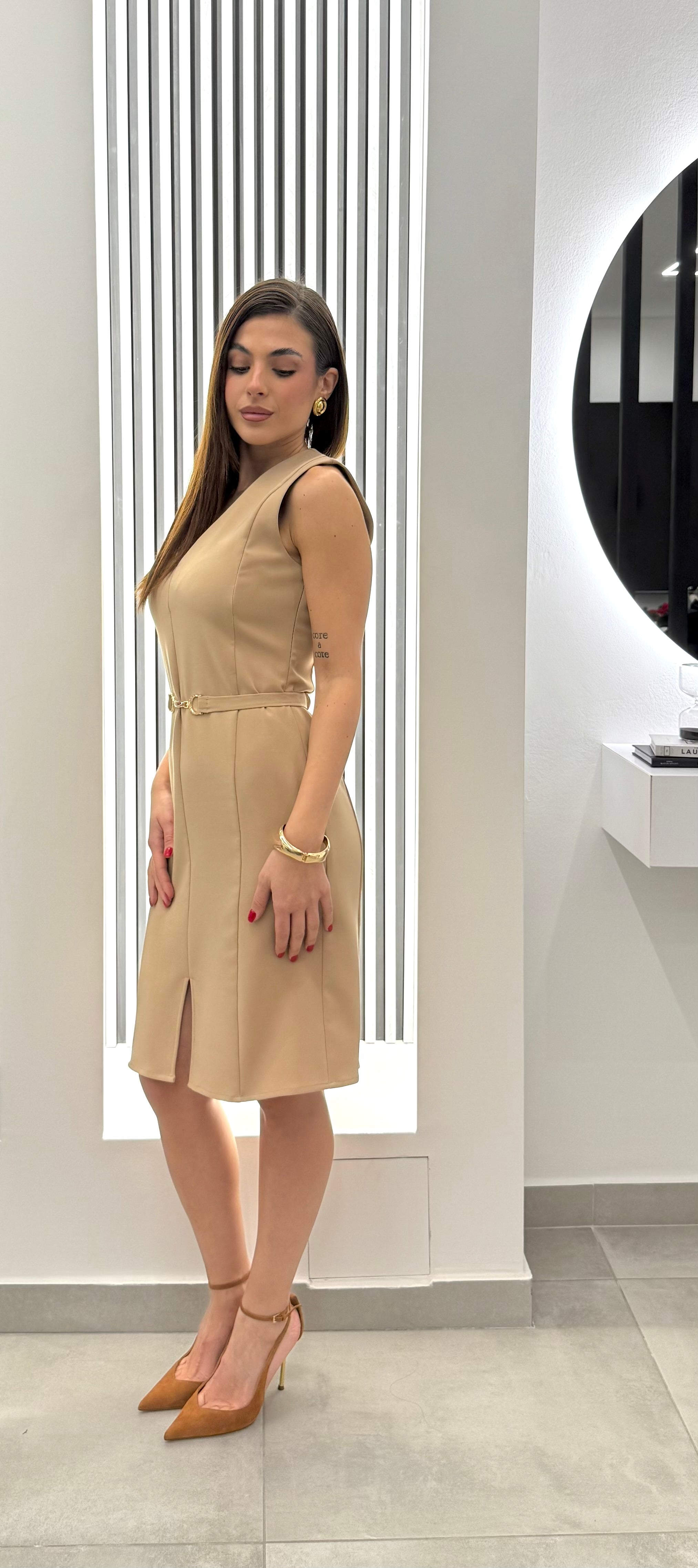 Koralline - Abito Smanicato con Cinturino