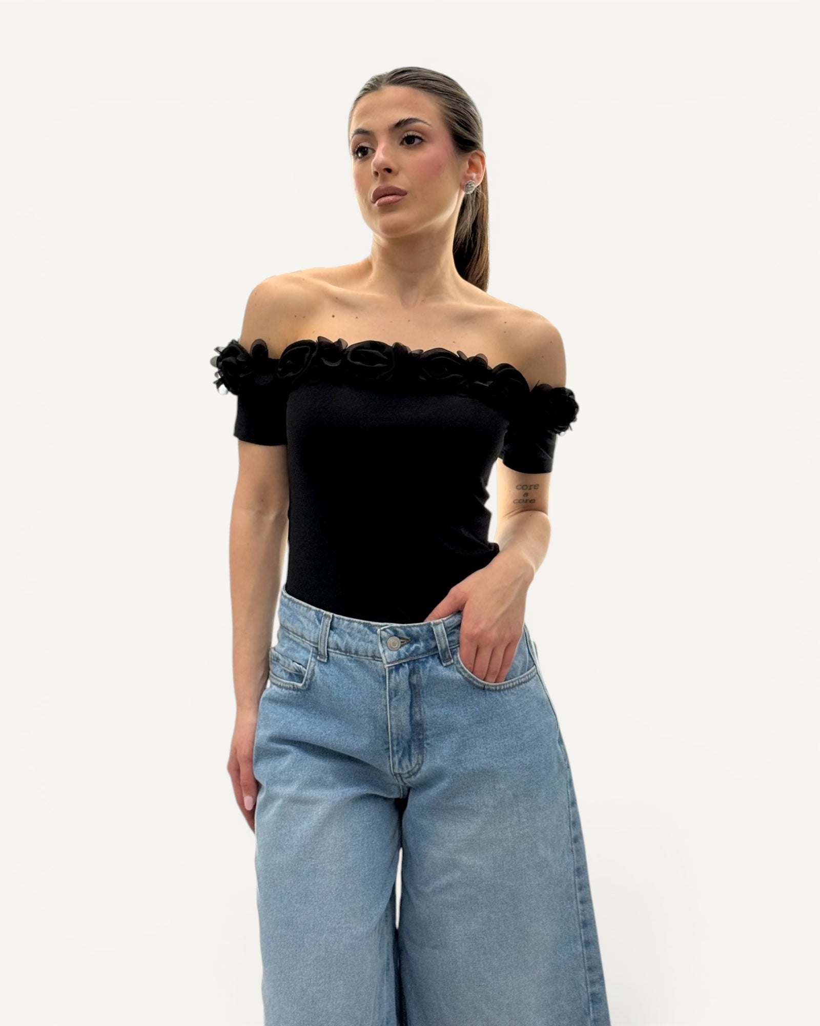 No Secrets - T-Shirt Scollo a Barca Nera con Fiori