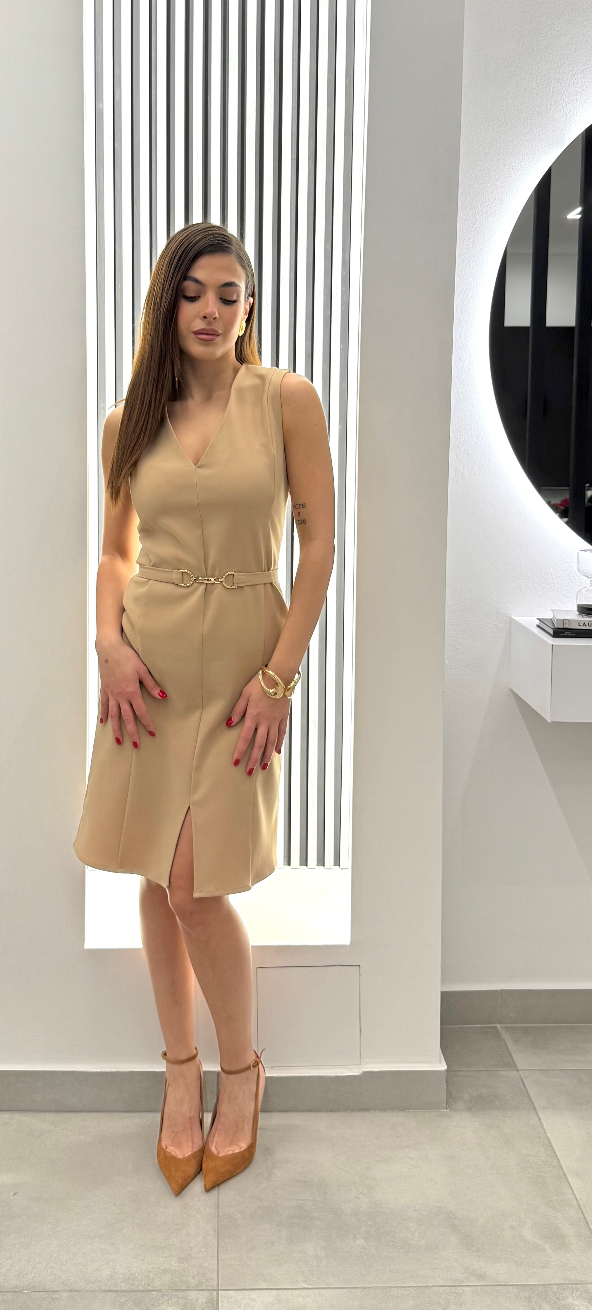 Koralline - Abito Smanicato con Cinturino