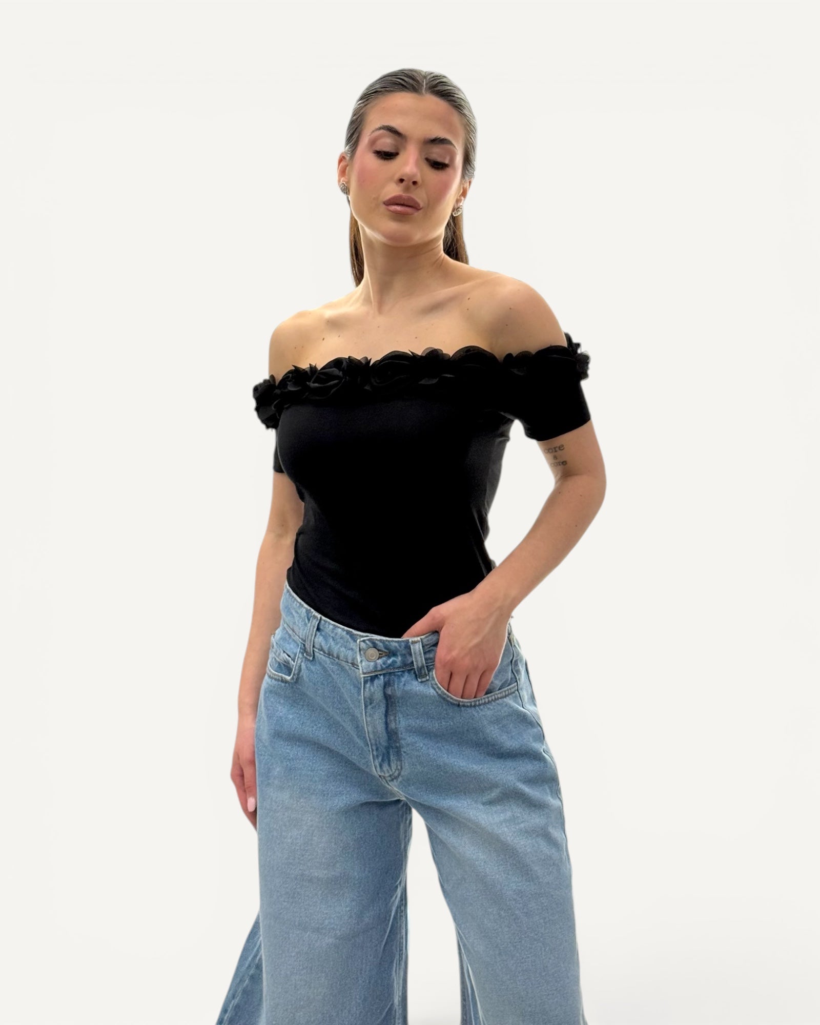 No Secrets - T-Shirt Scollo a Barca Nera con Fiori