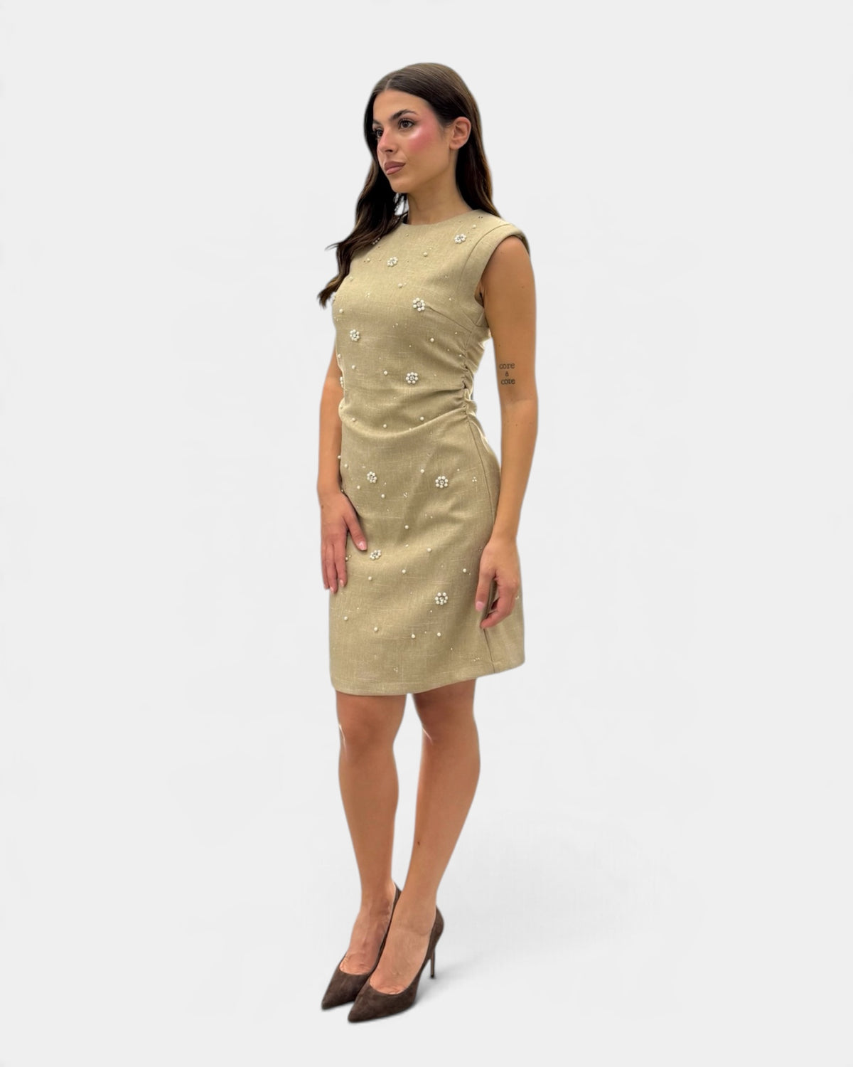 Koralline - Abito Corto Beige con Perle e Strass