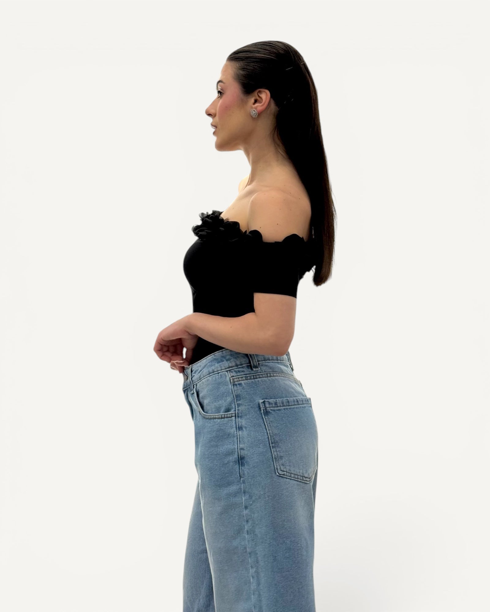 No Secrets - T-Shirt Scollo a Barca Nera con Fiori