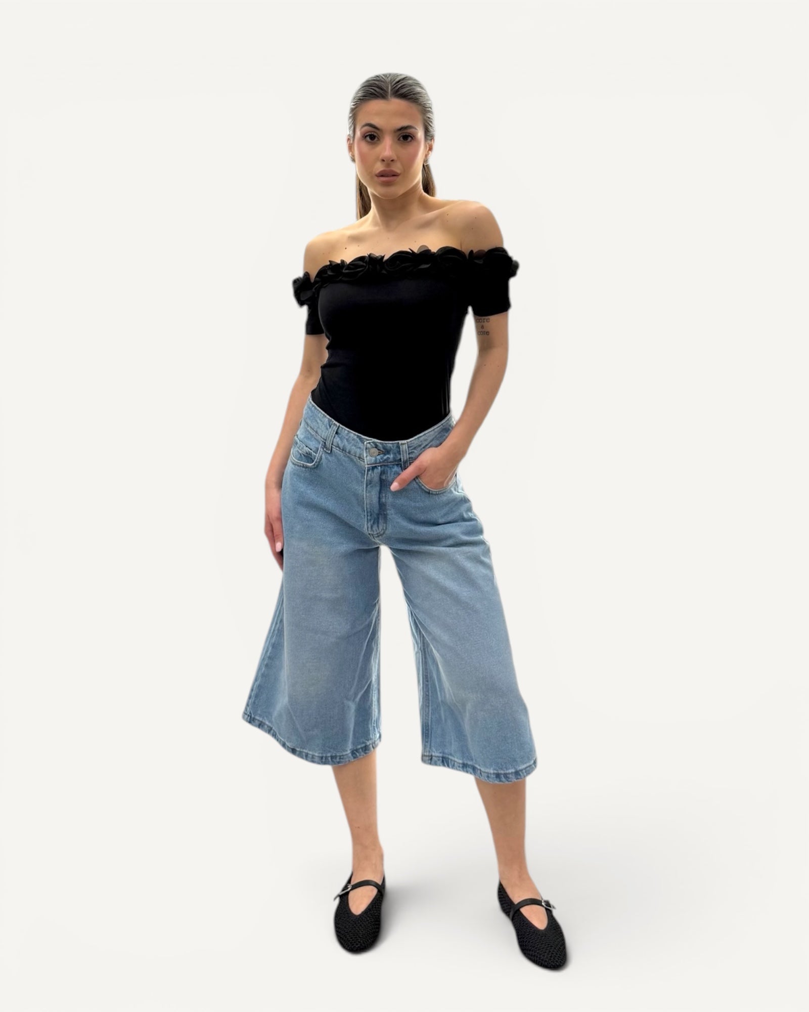 No Secrets - T-Shirt Scollo a Barca Nera con Fiori