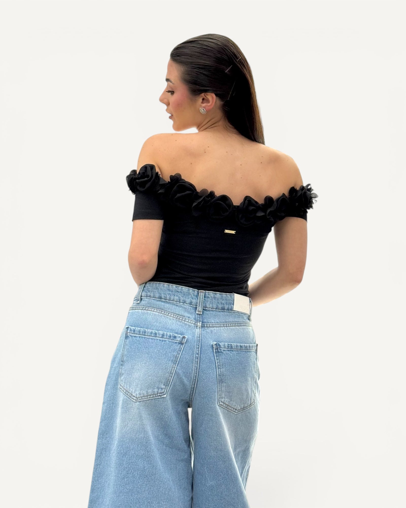 No Secrets - T-Shirt Scollo a Barca Nera con Fiori