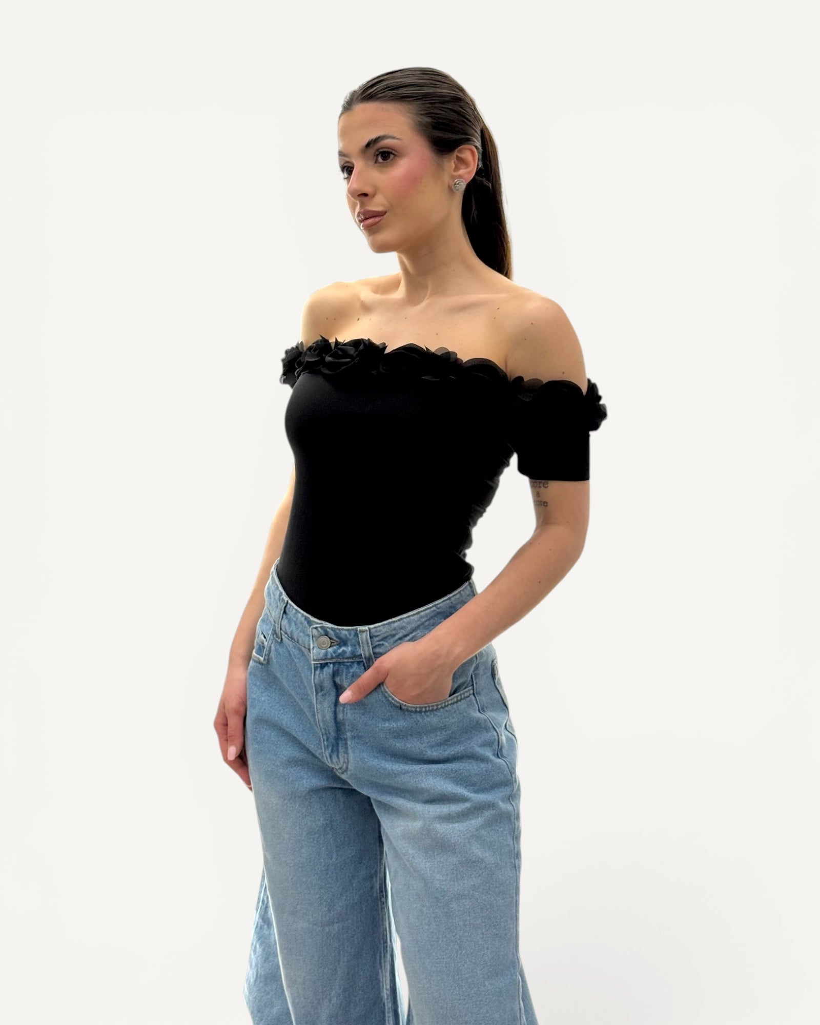 No Secrets - T-Shirt Scollo a Barca Nera con Fiori