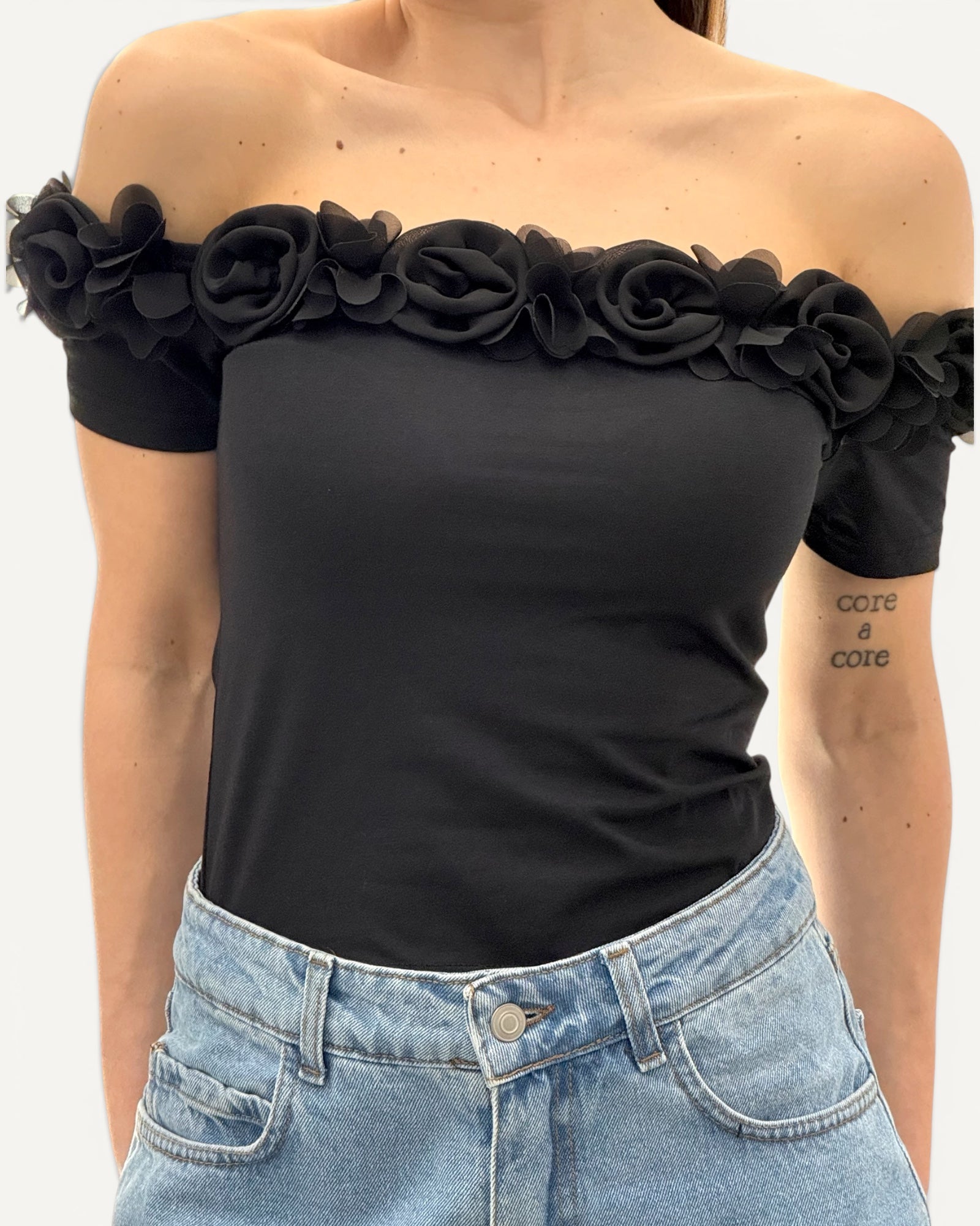 No Secrets - T-Shirt Scollo a Barca Nera con Fiori